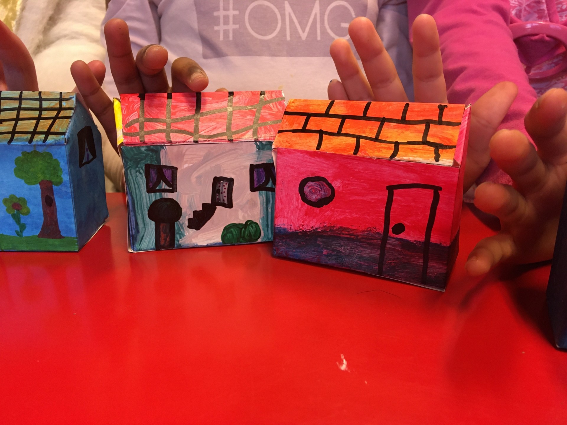 Bild av modeller av hus som barn skapat och målat