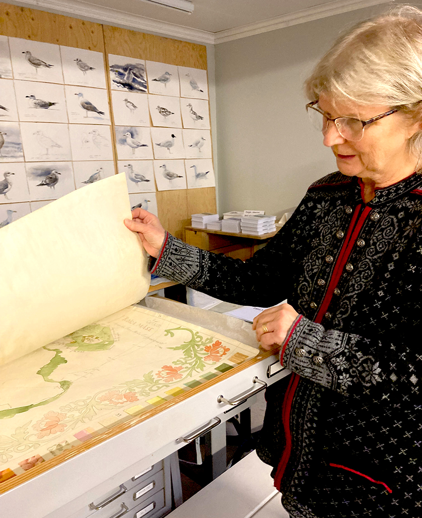 Eva visar en av de kartor hon gjort av Paris i Östergötland
